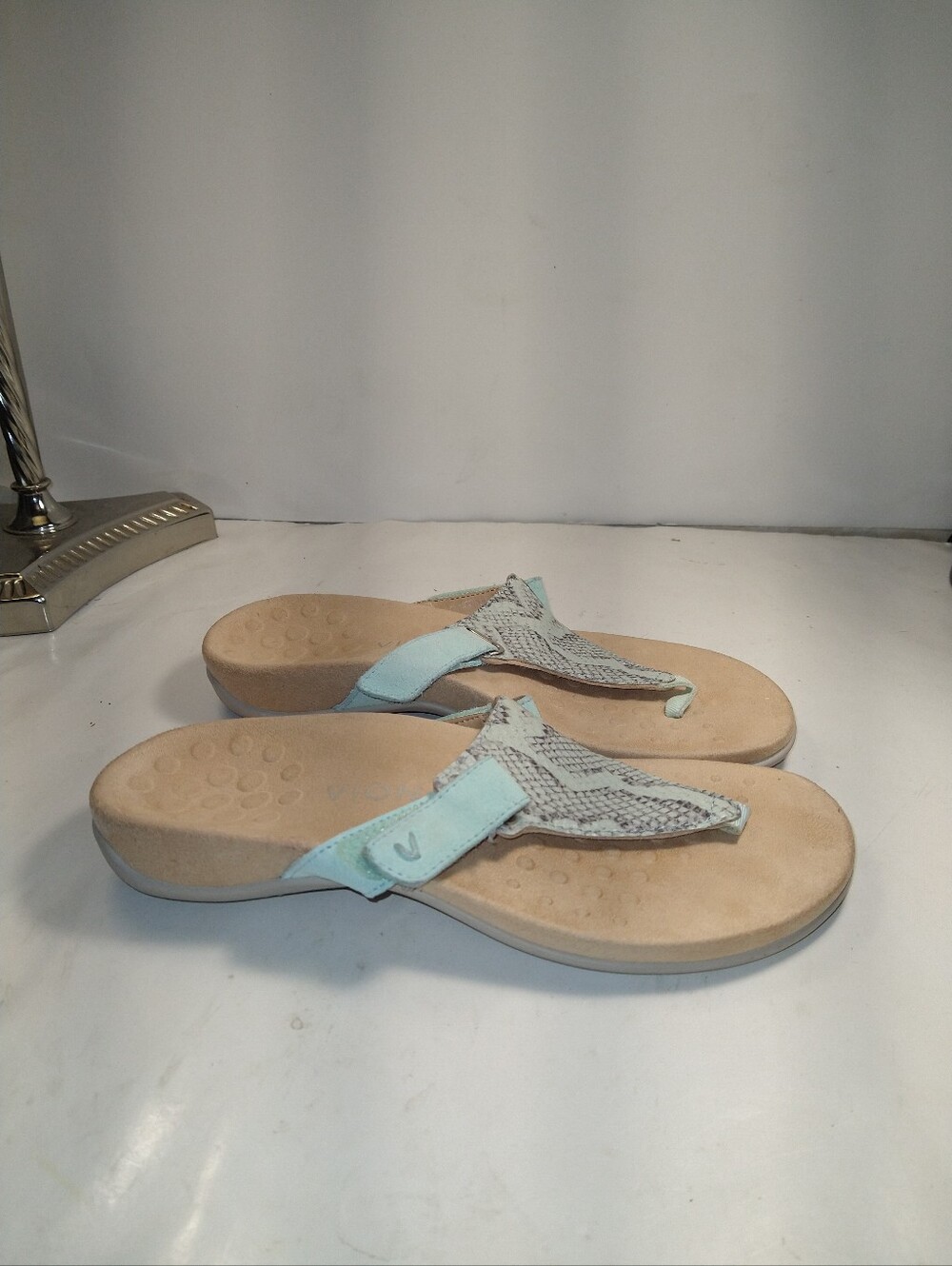 Vionic Wanda Embossed Snake Print Orthotic Thong Sandals Women's sz 7.